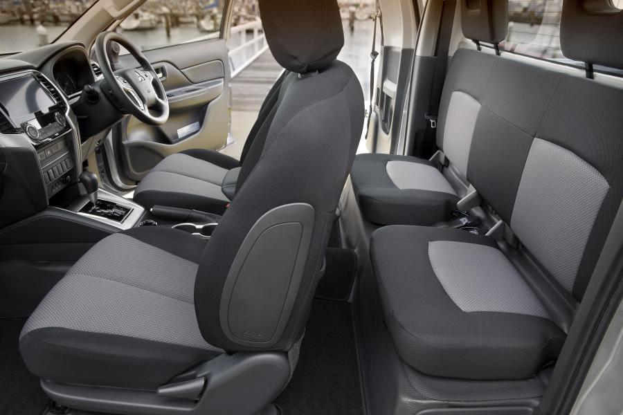Интерьер Mitsubishi Triton Club Cab 2019 года  (AU) (фото 9 из 10)